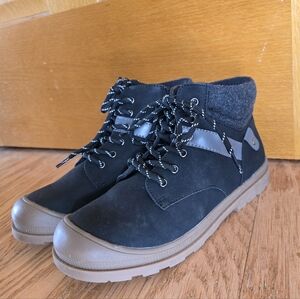 Kohl's Black and Tan Chukka Boots